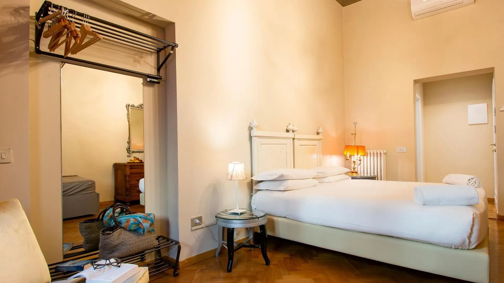 N4U Guest House Florens Bed & Breakfast