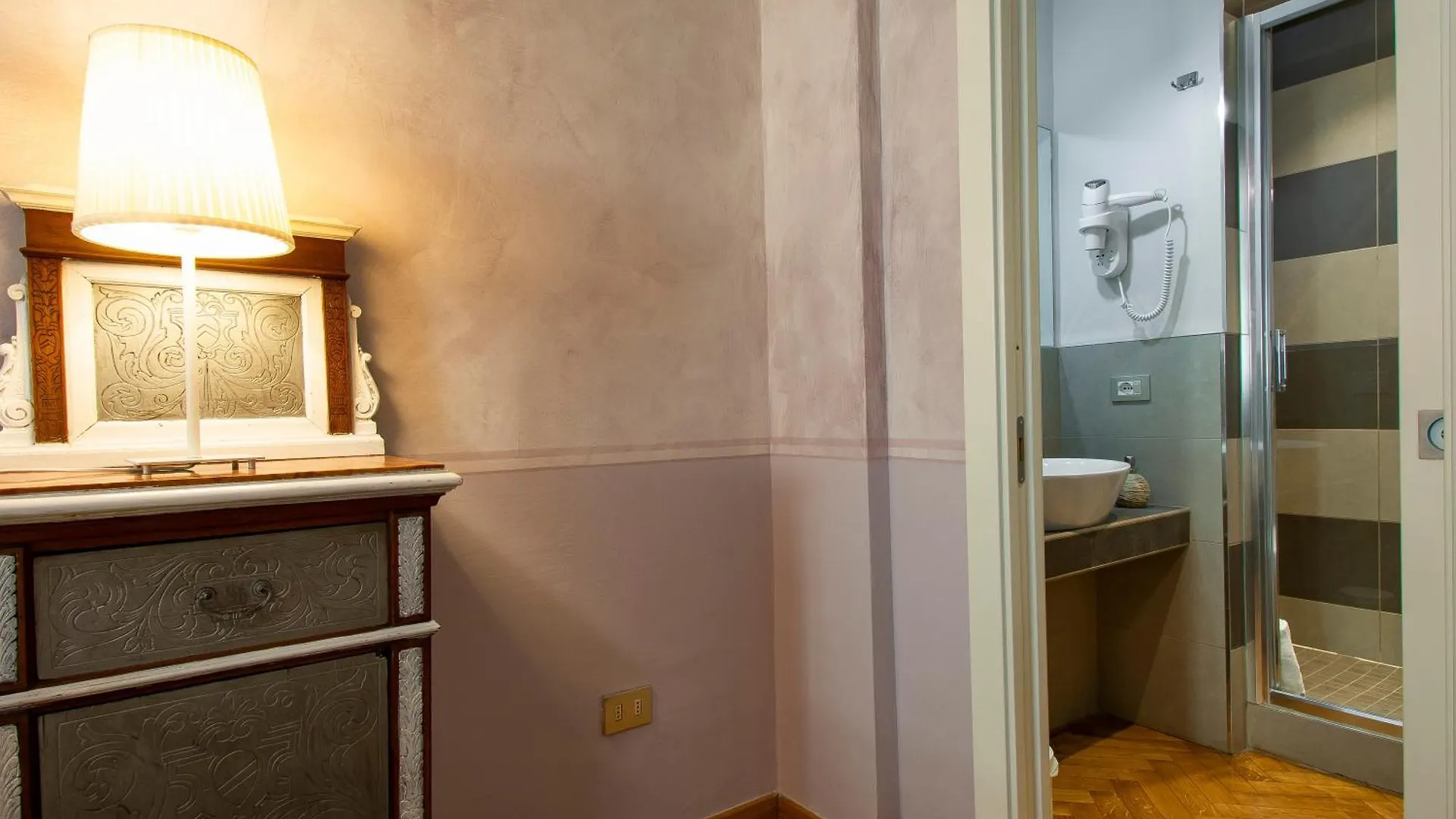 *** Panzió N4U Guest House Firenze Olaszország